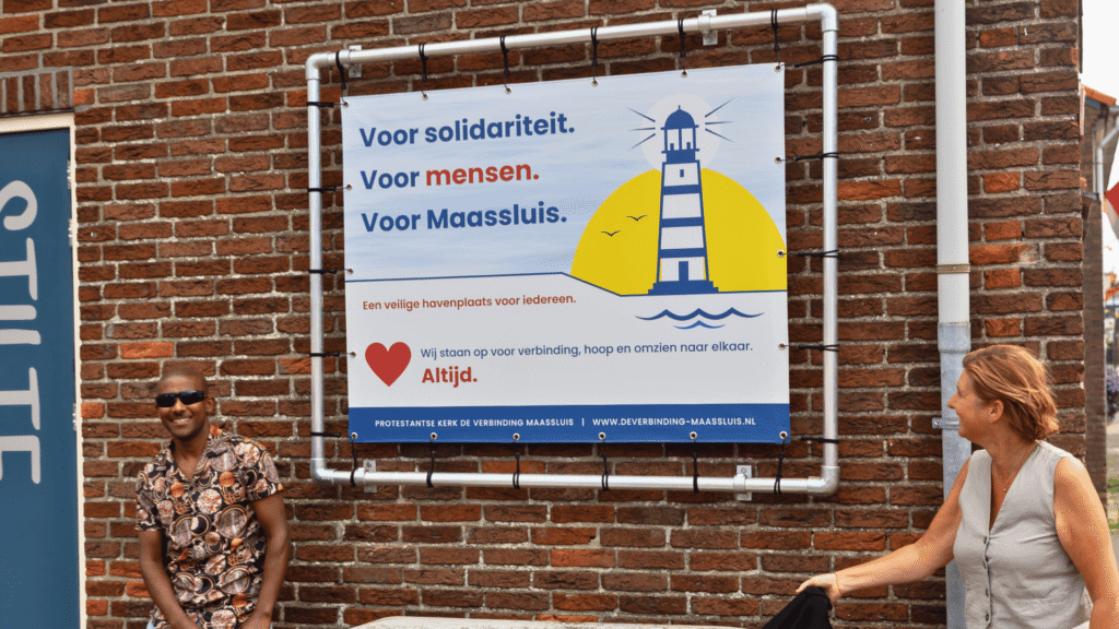 Spandoek onthuld: een oproep tot een solidair Maassluis